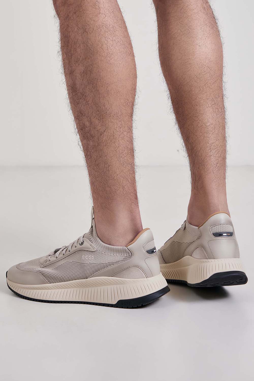 תמונת כל הלוק של נעלי סניקרס